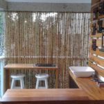 Cerca de bambu mirim fixada em guarda corpo de varanda. Ótima solução para aumentar a privacidade de varandas.