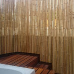 Cerca instalada acima do rodapé para evitar apodrecimento da base dos bambus.