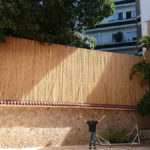 Cercas de bambu com 4,5 m de altura.