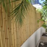 Detalhe da cerca de bambu mirim envernizado.