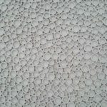 Detalhe do painel de argolinhas de bambu mirim pintado de branco.