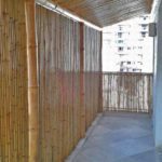 Fechamento de varanda com estrutura em bambu gigante, paredes em bambu mirim inteiro e forração do teto em bambu mirim.