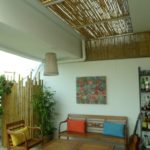 Forro de bambu mirim inteiro com painel lateral e elemento decorativo para esconder aparelho de ar condicionado.
