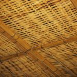 Forro de bambu mirim ripado tramado com acabamento em bambu gigante.