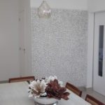 Painel mosaico de argolinhas de bambu pintado de branco.