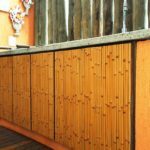 Painéis de bambu para revestimento das portas dos armários da cozinha gourmet.