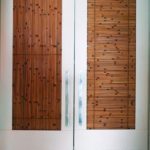 Painéis de ripinhas de bambu para revestimento dos vão do armário embutido.
