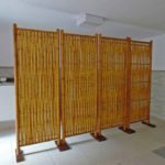Painéis/biombos com estrutura de bambu mirim e corpo de bambu ripado tramado.