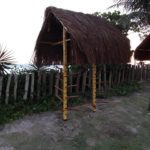 Rack de pranchas de surf em bambu gigante, com cobertura de piaçava.