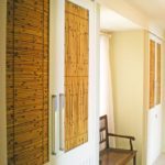 Revestimento em bambu dos vãos das portas dos armários embutidos do corredor.